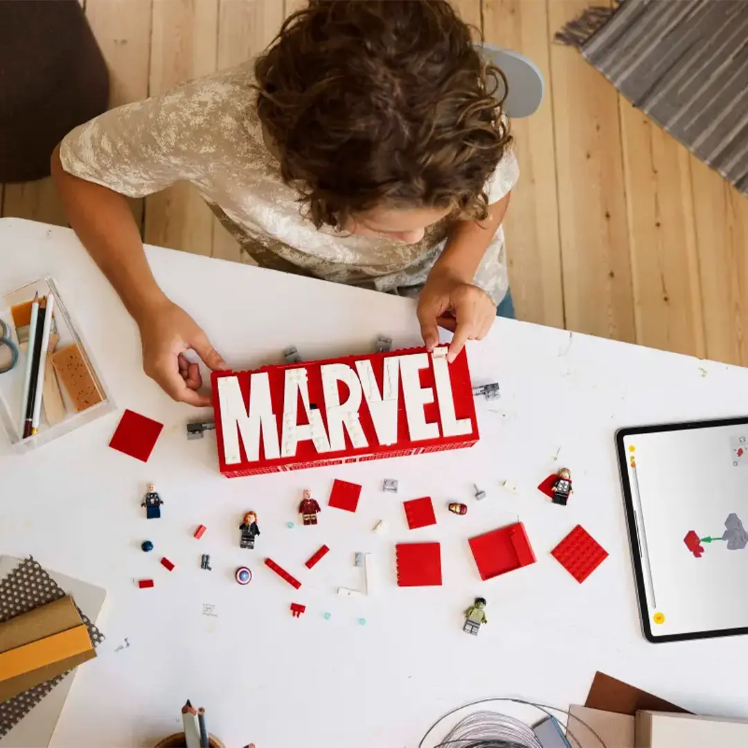 MARVEL Logo & Minifigures