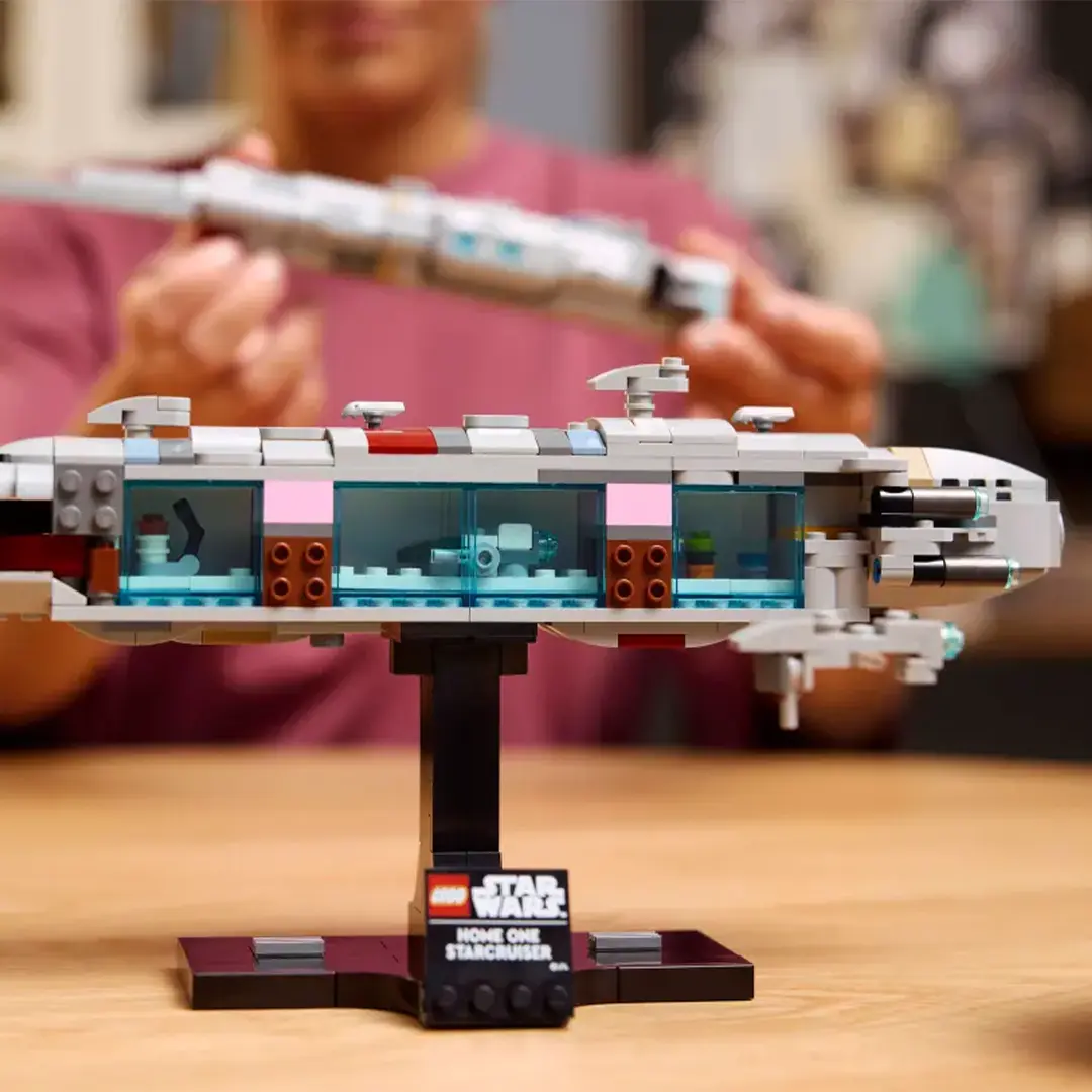 DisneyBuff.com LEGO Star Wars Home One Starcruiser Build